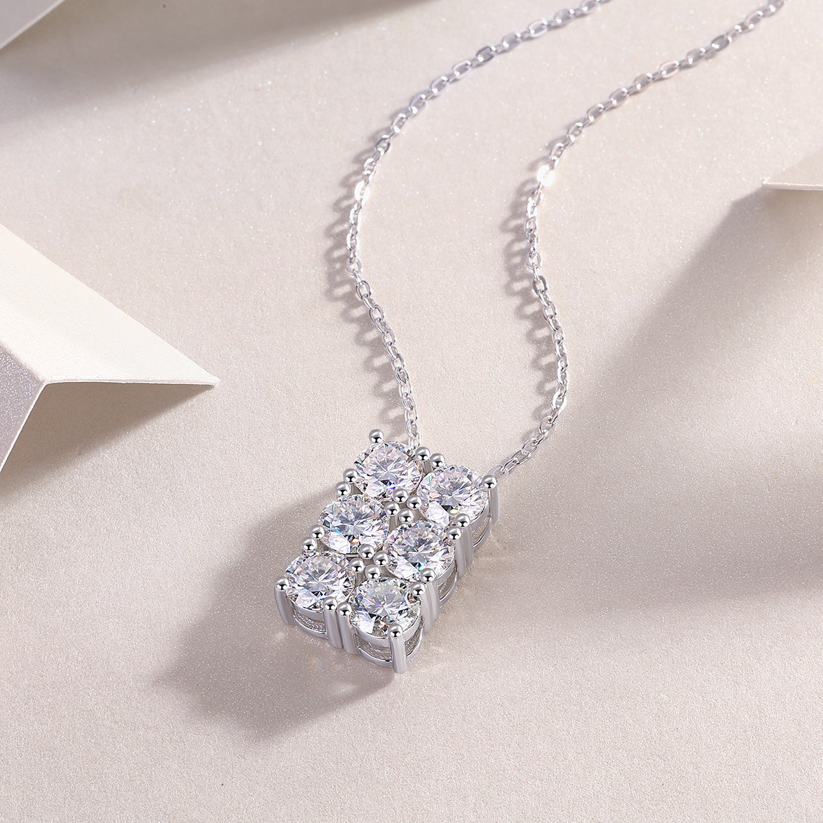 Grand Round - A Fashionable And Luxurious Diamond Jewelry Piece Set With 0.5-carat And 0.3-carat Moissan Diamonds, S925 Sterling Silver And Platinum-plated Pendant